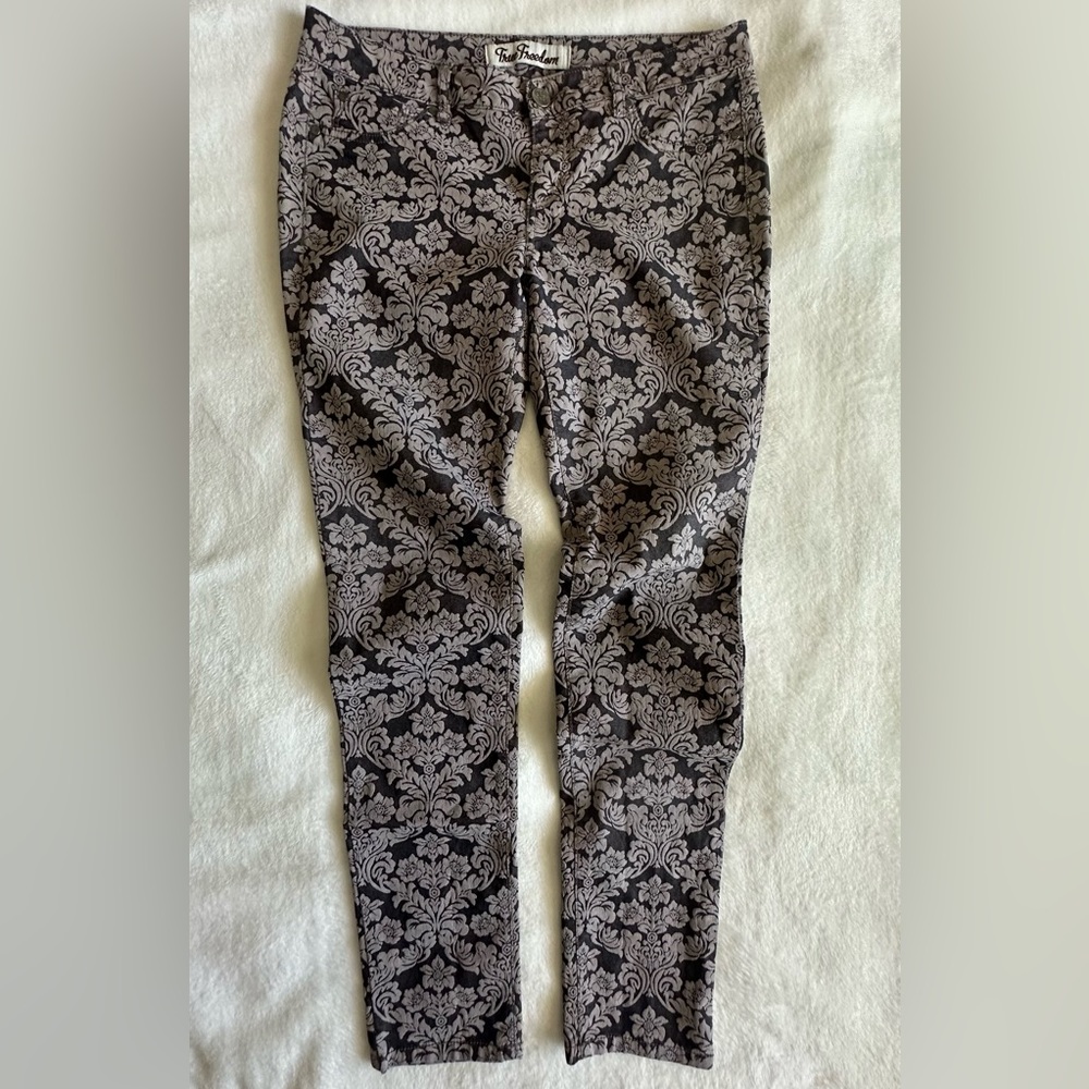 True Freedom Juniors Skinny Floral Print Pant